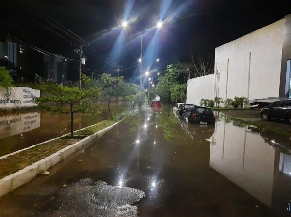 Carro é arrastado com fortes chuvas na zona Leste de Teresina(Imagem:Reprodução)