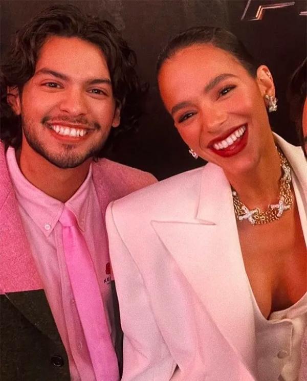 Bruna Marquezine e Xolo Mariduenã se conheceram no set de Besouro Azul.(Imagem:Reprodução / Twitter)