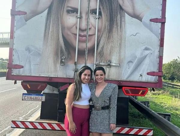 Maraísa para caminhão e abraça caminhoneira ao ver homenagem para Marília Mendonça.(Imagem:Reprodução/Instagram/FernandoMoco)