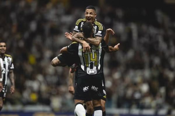 Arana e Vitor Hugo do Atlético-MG comemorando.(Imagem:Pedro Souza / Atlético)