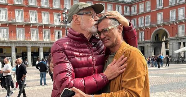 Marcos Caruso comemora 50 anos de carreira ao lado do namorado, em Madrid.(Imagem:Reprodução/Instagram)
