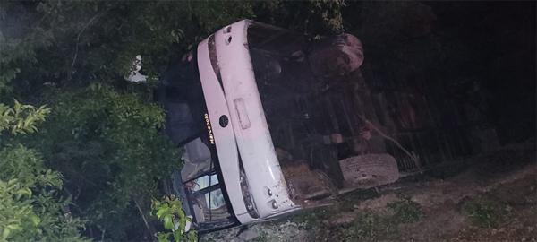 Ônibus da banda Canários do Reino cai em ribanceira no Piauí(Imagem:Reprodução)