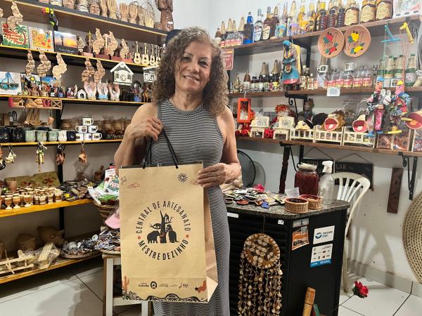 Lojistas da Central de Artesanato Mestre Dezinho recebem certificação da Sudarpi(Imagem:Ascom/Sudarpi)