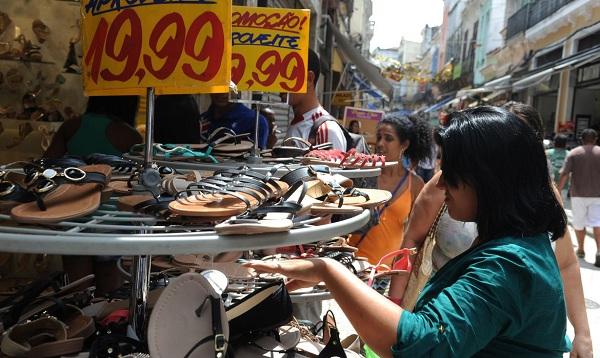 Comércio de rua.(Imagem:Fernando Frazão/ Agência Brasil)