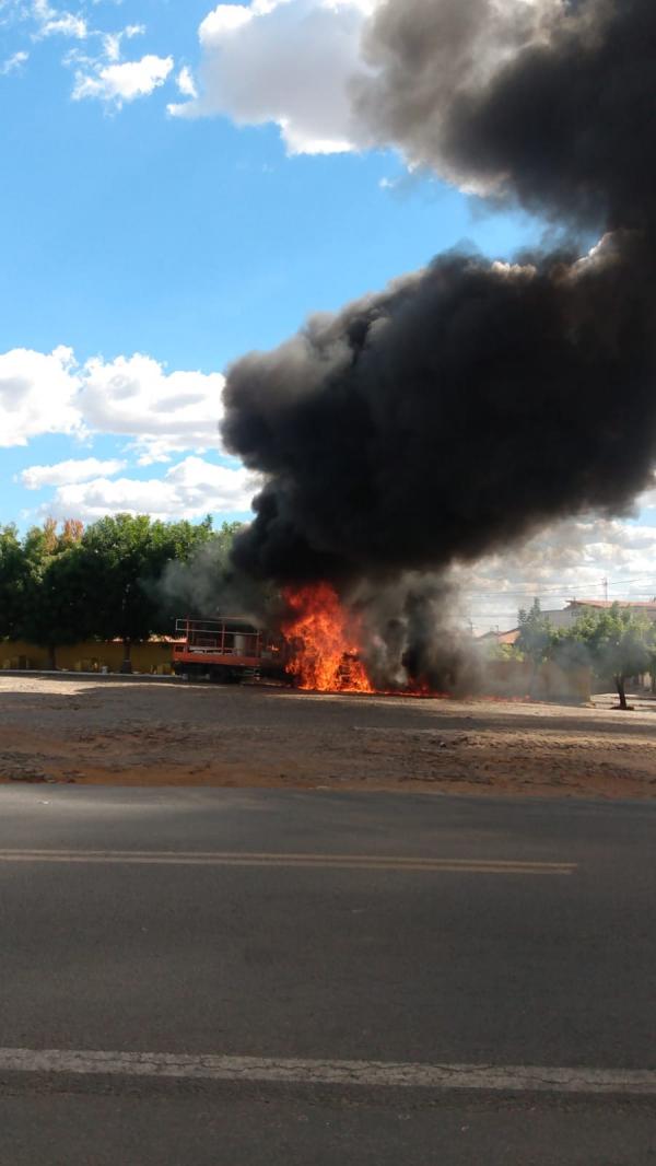 Caminhão pega fogo na BR-230 em Floriano.(Imagem:Reprodução)
