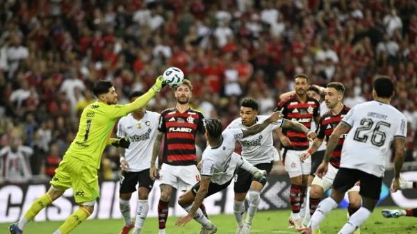 Rossi faz defesa em Flamengo x Botafogo pelo Brasileirão 2025.(Imagem:André Durão)
