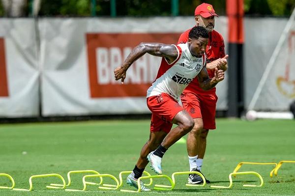 Marinho em treino do Flamengo.(Imagem:Marcelo Cortes)