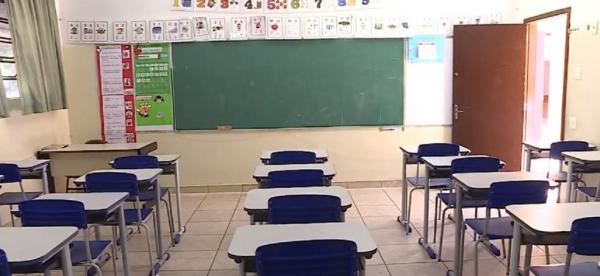 Imagem de setembro de 2020 mostra salas de aula vazias nas escolas de BH, fechadas em março daquele ano por causa da pandemia.(Imagem:TV Globo)