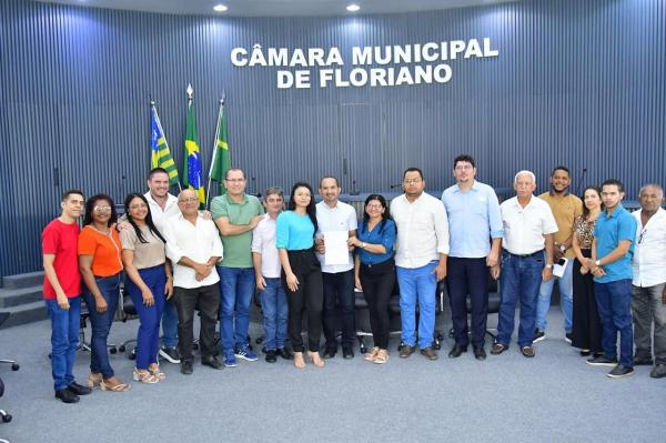 Valorização: Servidores efetivos da Câmara Municipal de Floriano tem salários reajustados em 15,78%.(Imagem:CMF)