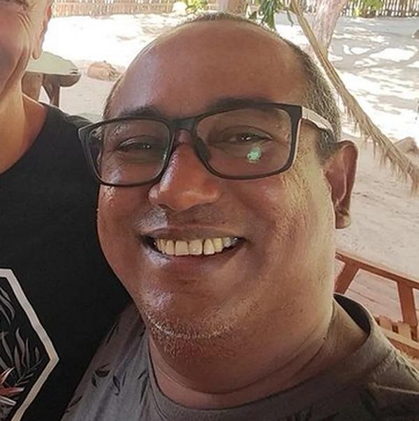 Helder Alves, de 52 anos, foi morto na noite desse sábado (12) em sua pousada na praia de Macapá, em Luís Correia, Litoral do Piauí.(Imagem:Reprodução)