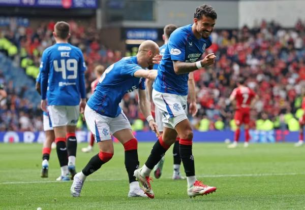 Jefté comemora primeiro gol com a camisa do Rangers, na goleada por 4 a 0 sobre o Aberdeen.(Imagem:MacNicol/Getty Images)