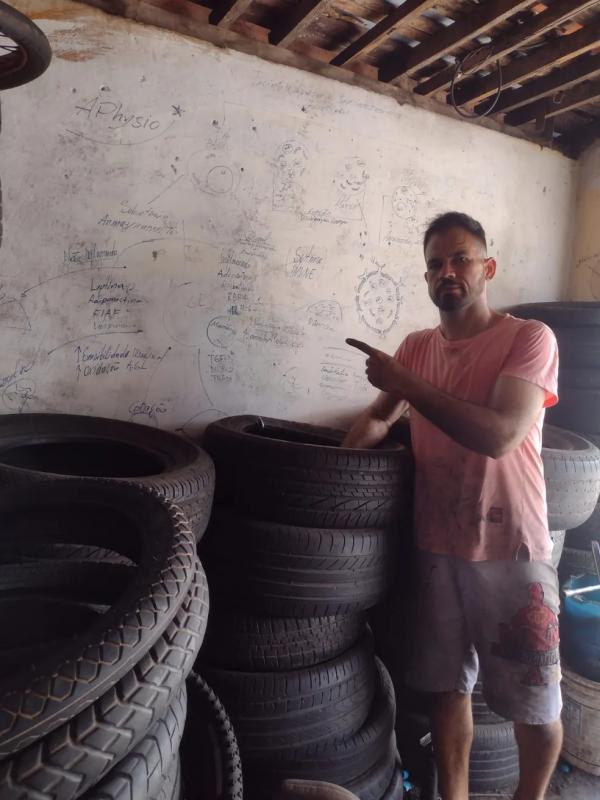  Vladimir mostra as paredes de borracharia na zona sul de Teresina rabiscada.(Imagem:Arquivo Pessoal )