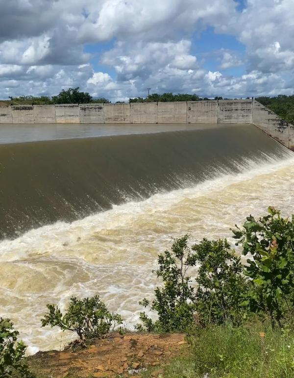 Barragem sangrando em Piracuruca-PI.(Imagem:Defesa Civil município)