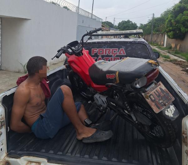 For&ccedil;a T&aacute;tica do 3&ordm; BPM recupera motocicleta furtada e prende suspeito em Floriano.(Imagem:Divulga&ccedil;&atilde;o/PM)