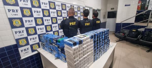 No veículo, os policiais encontraram um total de 206 aparelhos celulares, distribuídos em 05 caixas.(Imagem:Divulgação/PRF)