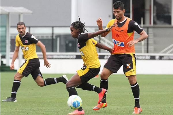  Marlon em treino do Vasco.(Imagem:Marcelo Sadio/Vasco )