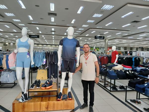 Wagner, chefe do setor de confecções.(Imagem:FlorianoNews)