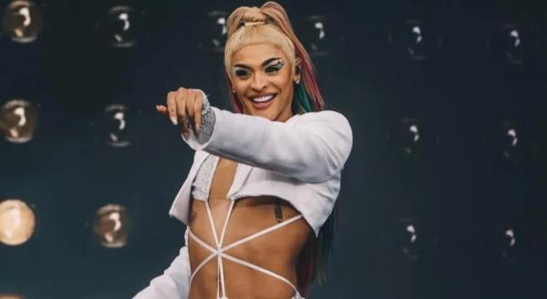 Pabllo Vittar reabre a programação do Lolla após paralização causada pela chuva.(Imagem:Divulgação/Lollapalooza)