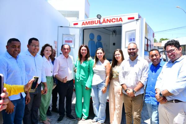 Vereadores acompanham entrega de ambulância para a Saúde de Floriano.(Imagem:CMF)