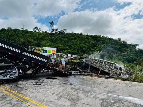 Ônibus pegou fogo após colidir contra carreta(Imagem:Corpo de Bombeiros MG/Divulgação)