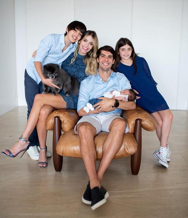 Kaká com os três filhos (Luca, Isabella e Esther) e a mulher, Carol Dias.(Imagem:Reprodução/ Instagram)