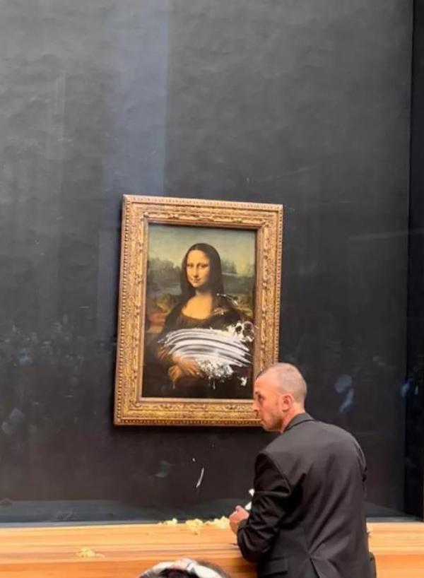 Nas redes sociais, visitantes que estavam no local no momento divulgaram vídeos com imagens do quadro manchado com um creme branco e do autor do ataque, que se identificou como ati(Imagem:Reprodução)