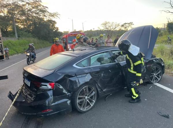 Dois homens morrem em grave acidente com veículo de luxo na BR-343, entre Teresina e Altos.(Imagem:Divulgação/Corpo de Bombeiros)