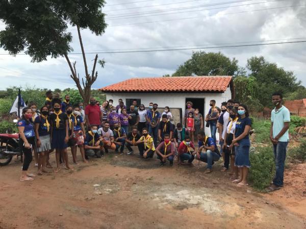 Ação de jovens da Igreja Adventista leva cesta básica à família carente em Floriano.(Imagem:FlorianoNews)