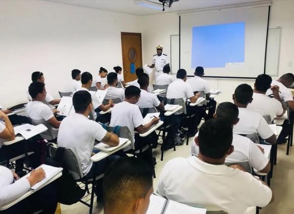 Cursos da Marinha são destinados a pessoas com idade superior a 18.(Imagem:Divulgação)