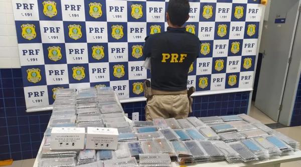 Carregamento com centenas de telas de celulares é apreendido em bagageiro de ônibus, em Floriano.(Imagem:Polícia Rodoviária Federal)