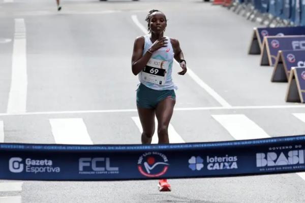 A corredora do Qu&ecirc;nia Cynthia Chemweno, segundo lugar da categoria feminina da 100&ordf; Corrida Internacional de S&atilde;o Silvestre. (Imagem: Paulo Pinto/Ag&ecirc;ncia Brasil)