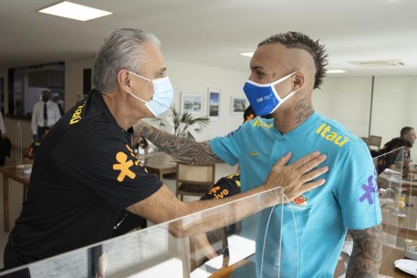 Tite cumprimenta Everton Cebolinha na chegada à Granja Comary.(Imagem: Lucas Figueiredo/CBF)