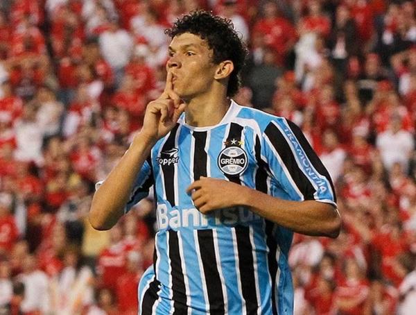 Júnior Viçosa, ex-atacante do Grêmio, comemora gol contra o Internacional.(Imagem:Eduardo Cecconi)