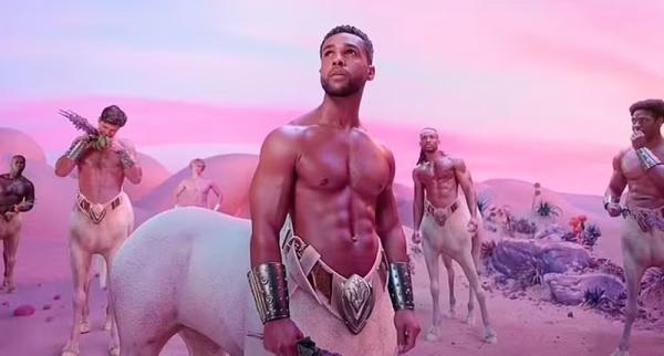 Lucien Laviscount, da série 