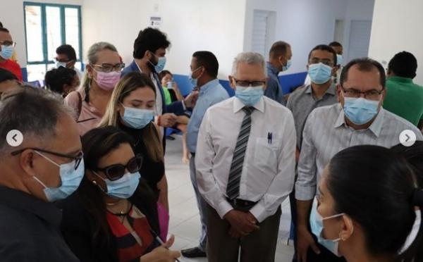 Floriano cecebe comitiva do Ministério da Educação para avaliação de curso de Medicina.(Imagem:Reprodução/Instagram)