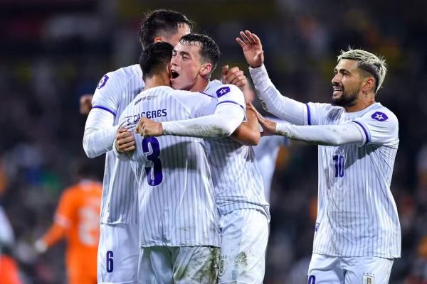 Arrascaeta comemora o gol de Viñas contra a Costa do Marfim.(Imagem:Franco Arland/Getty Images)