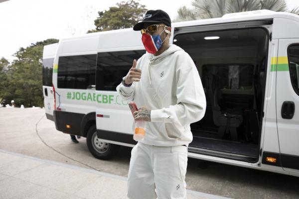 Astro chega de helicóptero e se apresenta em Teresópolis nesta quinta-feira, quando é esperada a chegada da maior parte do grupo.(Imagem:Lucas Figueiredo/CBF)