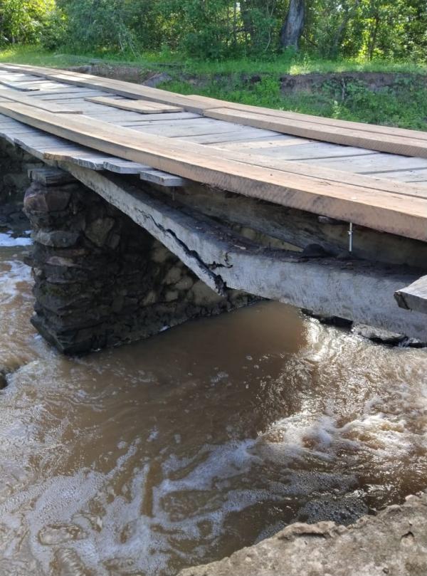 Ponte improvisada preocupa moradores na zona rural de Floriano.(Imagem:Arquivo pessoal)