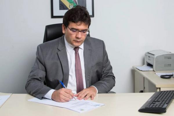 Rafael Fonteles assinando documento.(Imagem:Regis/ CCom)