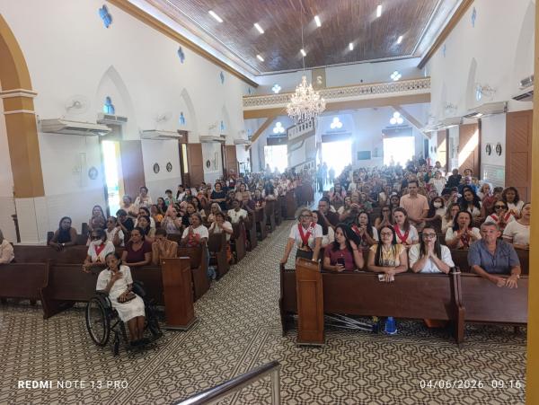 Fi&eacute;is celebram Corpus Christi com missa, adora&ccedil;&atilde;o e prociss&atilde;o em Floriano.(Imagem:FlorianoNews)
