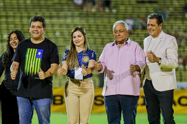 Rafael Fonteles entrega troféu de campeão brasileiro ao Atlético Piauiense e exalta legado do título(Imagem:Gabriel Paulino)