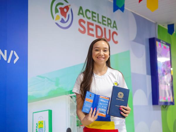 Mariana Marques, do CETI Antônio Deromi Soares, em Buriti dos Montes, se junta a outros 26 jovens, um de cada estado brasileiro, para participar da Semana de Vivência Legislativa.(Imagem:Letícia Santos)
