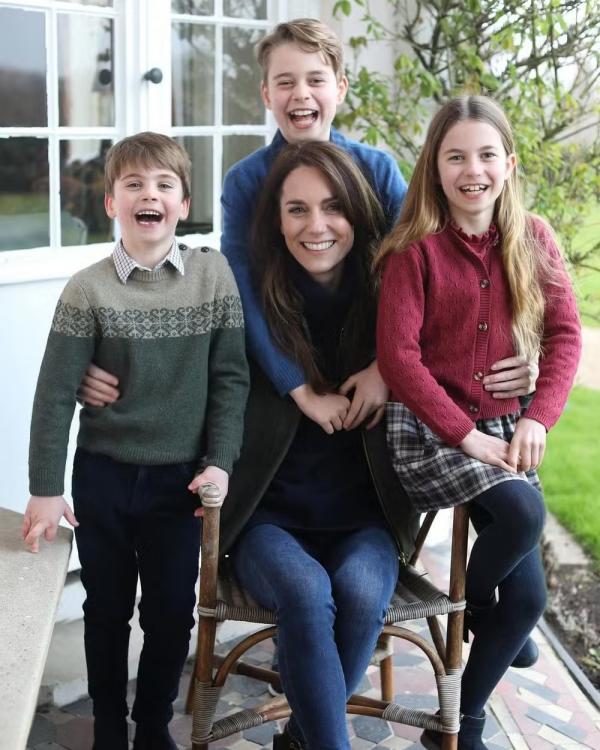 Kate Middleton reaparece em foto oficial com os filhos.(Imagem:Reprodução/Instagram)
