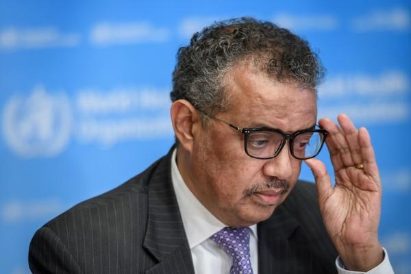 O diretor-geral da OMS, Tedros Adhanom Ghebreyesus, em coletiva nesta segunda-feira (9). (Imagem:Fabrice Coffrini / AFP)