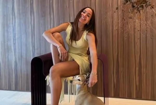 Anitta e Plínio em sua casa no Rio de Janeiro.(Imagem:Reprodução/Instagram)