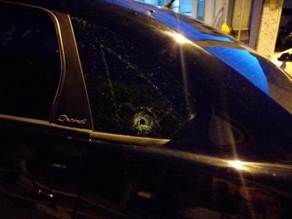 Carro de emissora de televisão é atingido por disparos de arma de fogo.(Imagem:Divulgação /TV Tropical)