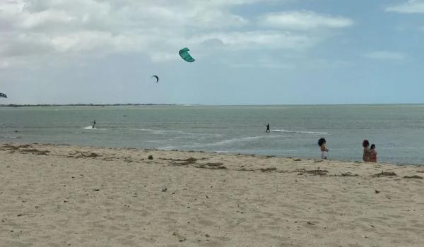 Turista sofre grave acidente ao praticar kitesurf em Cajueiro da Praia, no litoral do Piauí.(Imagem:Maria Romero/g1)