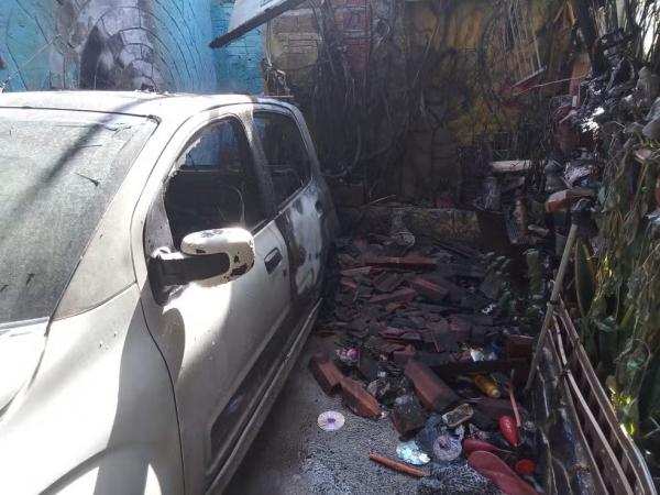 Carro explodiu e destruíu parte do teto da residência.(Imagem:Antônio Fernandes/G1)