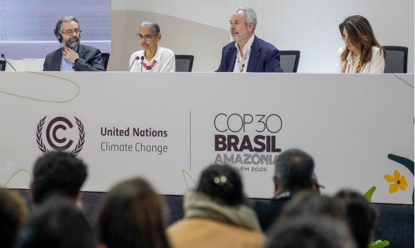 Ministra do Meio Ambiente, Marina Silva, presidente da COP30, André Corrêa do Lago e a diretora-executiva da COP30, Ana Toni, durante entrevista coletiva.(Imagem:Rafa Neddermeyer/COP30 Brasil Amazônia/PR)