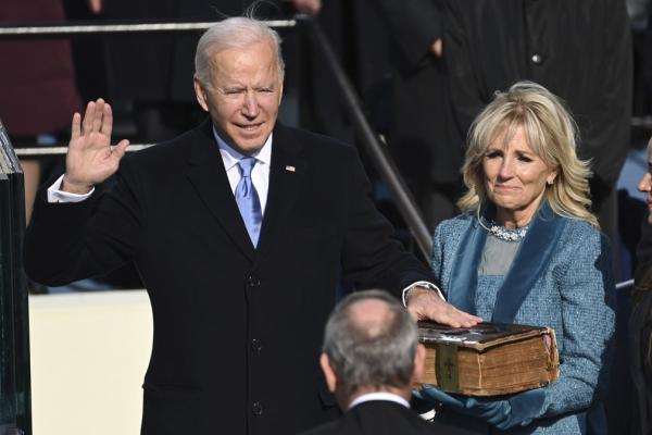 Presidente Joe Biden faz o juramento ao tomar posse nos EUA em 20 de janeiro de 2021.(Imagem:Saul Loeb/Pool/AP)